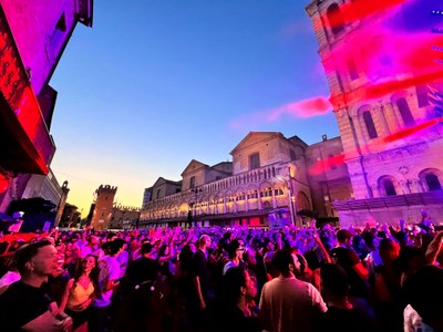 Rassegna di Spettacoli Musicali, e non, nel periodo estivo nella splendida cornice della Piazza Ariostea, per vivere serate di spettacolo uniche