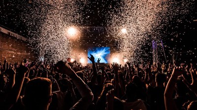 Musica, energia e atmosfera si incontrano in una location unica, trasformando ogni serata in un’esperienza immersiva sotto le stelle