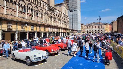 Manifestazione dedicata all’esposizione di auto e moto storiche nel centro storico di Ferrara