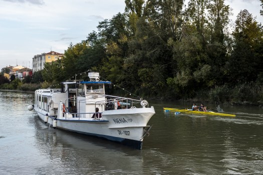 Escursioni fluviali con il battello "Nena" da Ferrara lungo diversi itinerari nel territorio