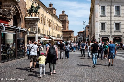 Visite guidate tematiche, per singoli visitatori a partenza garantita, alla scoperta dei musei e dei vari quartieri della città degli Estensi