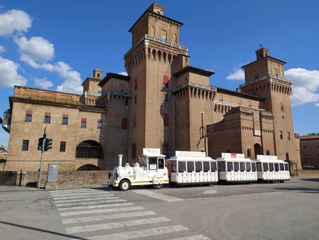 A bordo del trenino turistico o del minibus elettrico per la visita della città. Week end e festivi