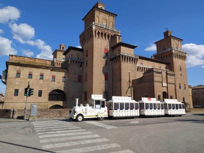 A bordo del trenino turistico o del minibus elettrico per la visita della città. Week end e festivi